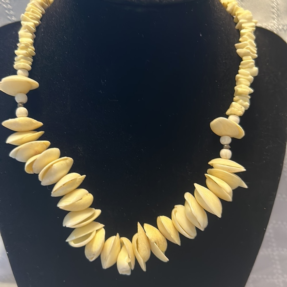 Yellow Shell Necklace. - Picture 2 of 3